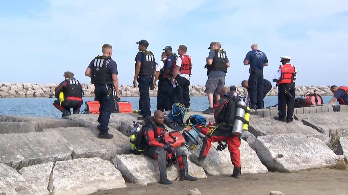 Rainbow Beach search suspended after woman rescued, man still missing