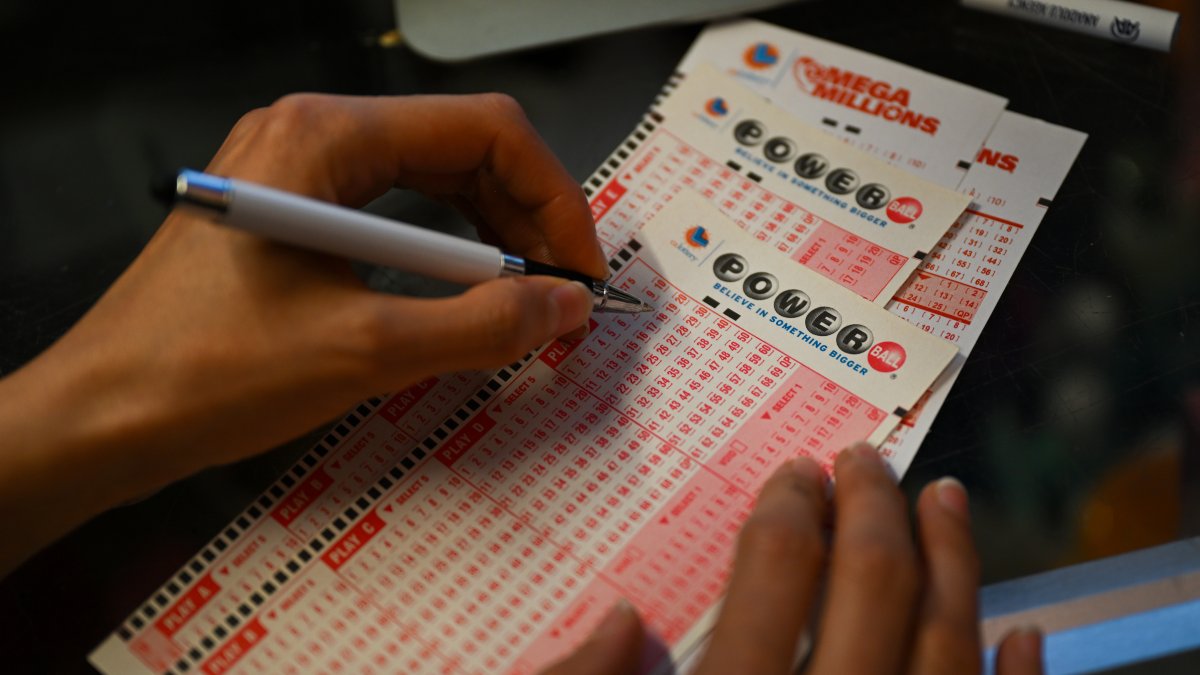 Illinois woman wins $1 million Powerball prize after randomly choosing numbers
