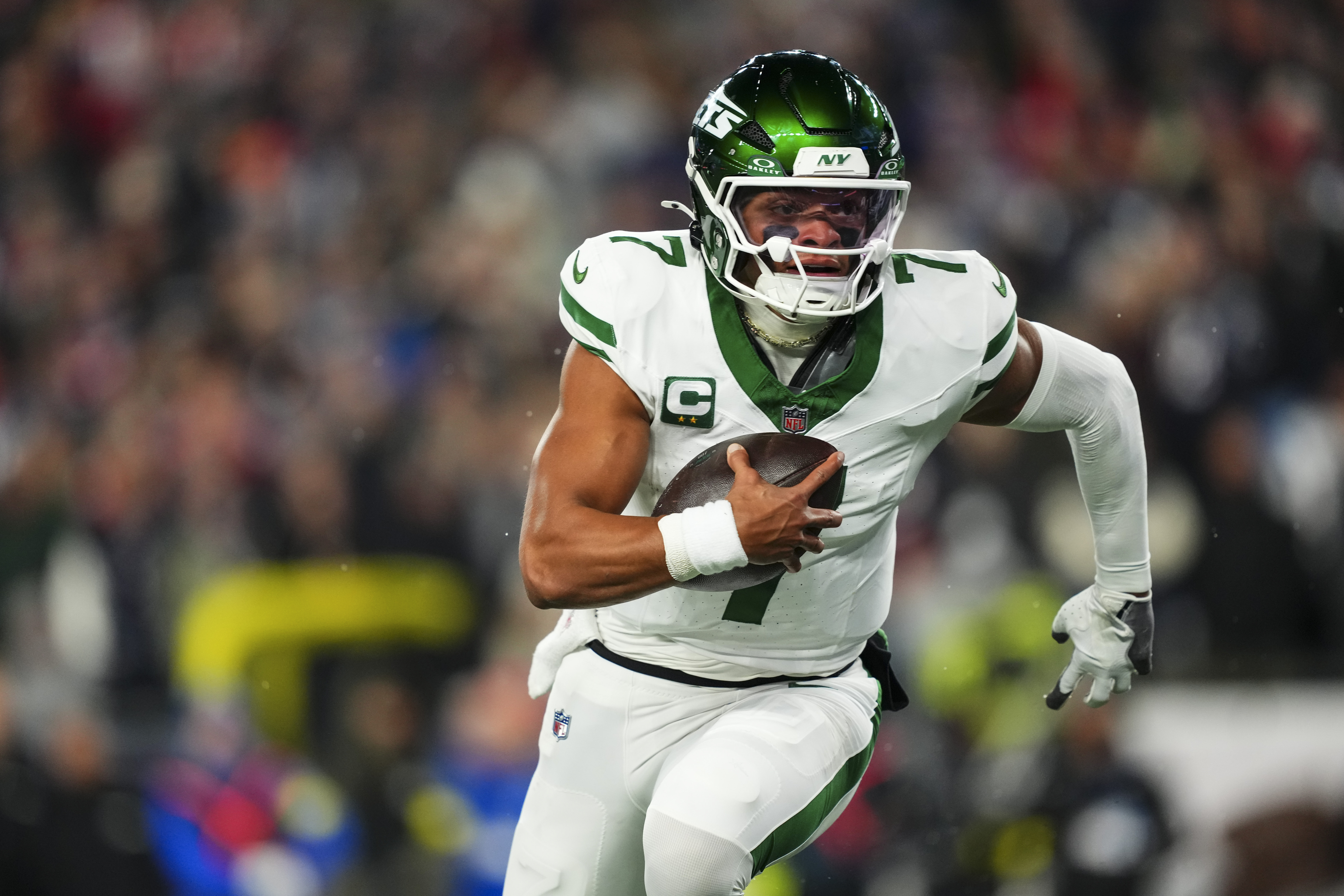 Jets bench struggling quarterback Justin Fields for Tyrod Taylor, AP source says