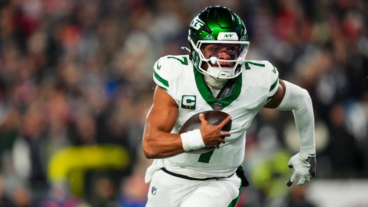 Jets bench struggling quarterback Justin Fields for Tyrod Taylor, AP source says Jets bench struggling quarterback Justin Fields for Tyrod Taylor, AP source says