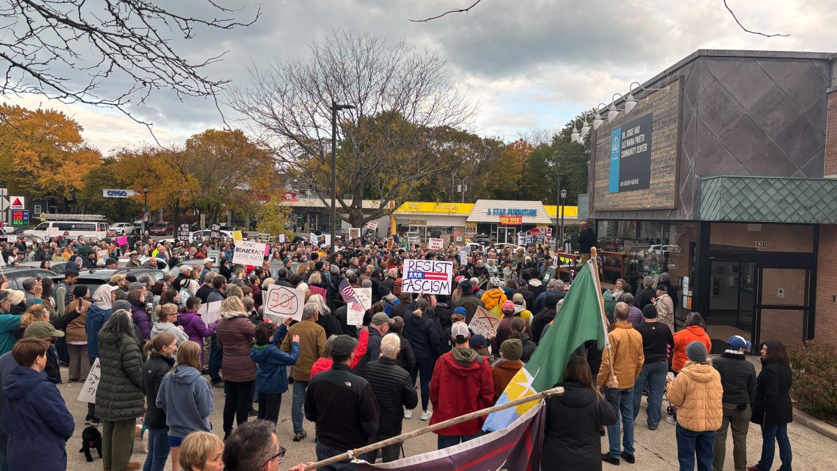 Large protest in Evanston where landscapers were detained by federal agents