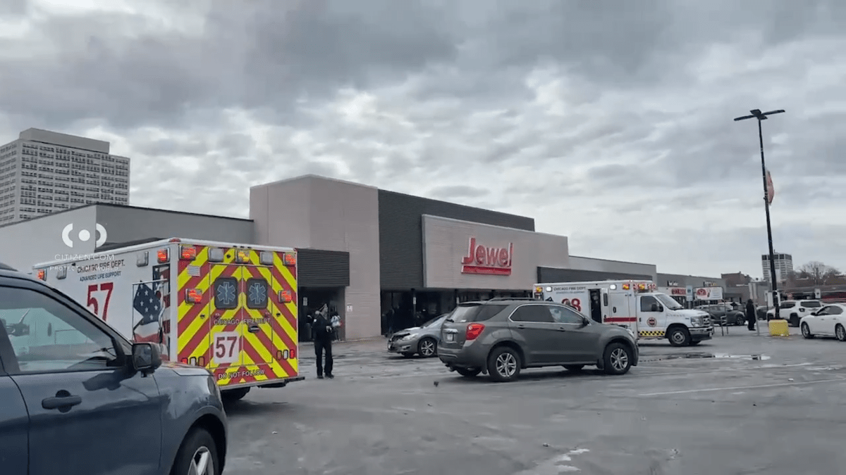 Shooting outside Chicago grocery shopping center prompts heavy police presence