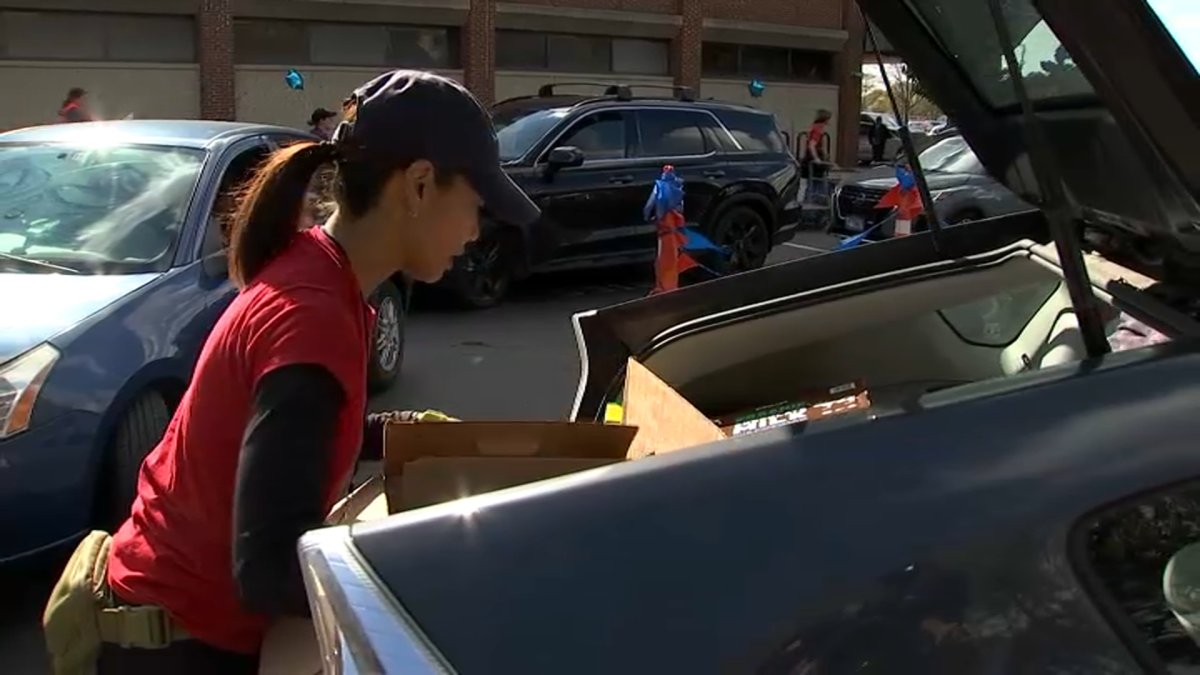 Evanston food drive overwhelms &lsquo;in the best possible way as SNAP recipients face uncertainty