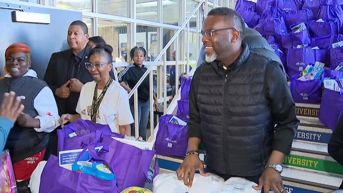 Thousands receive holiday meals at Chicago community giveaways