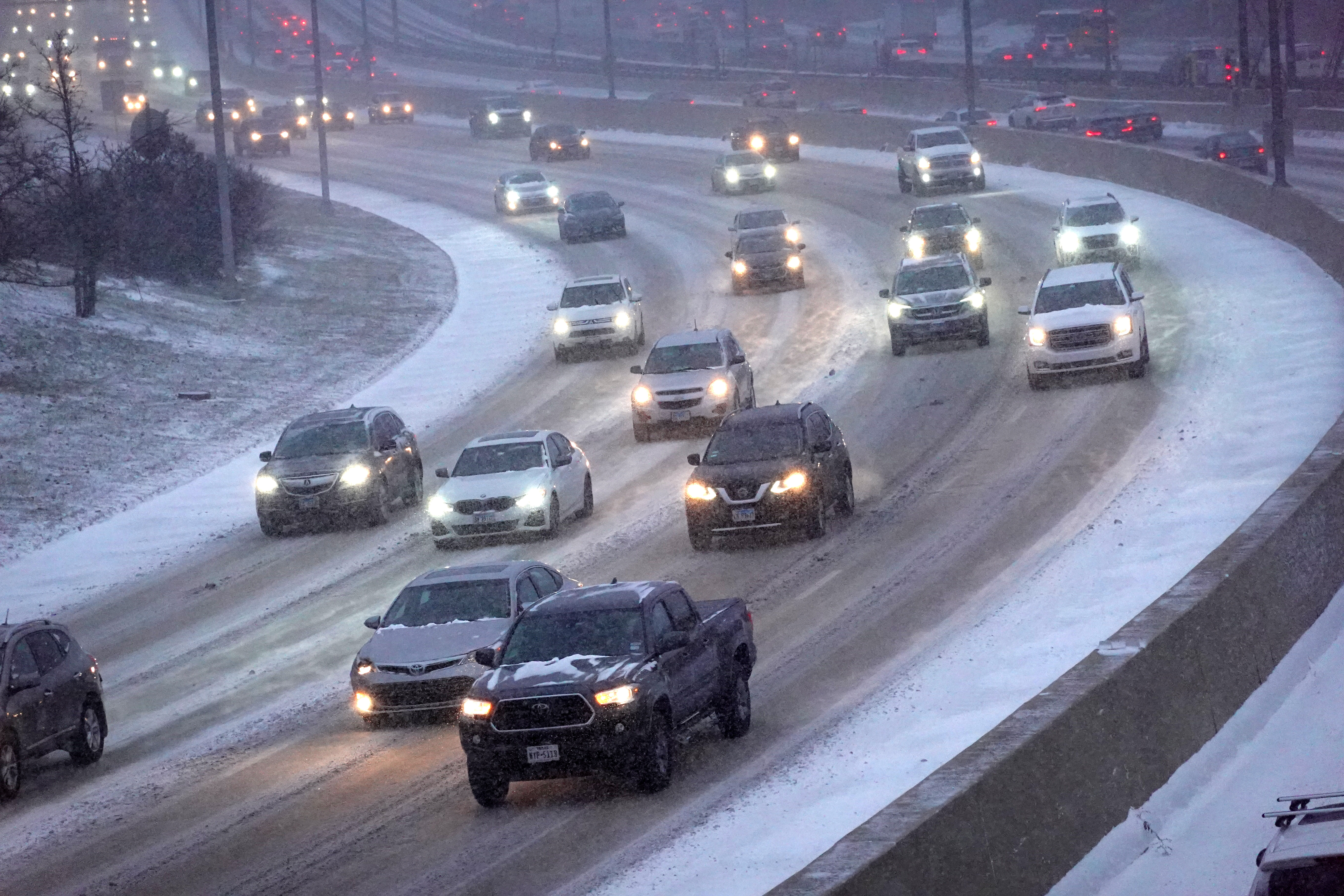 2 rounds of snow spark travel warnings for parts of Chicago area ahead of the New Year