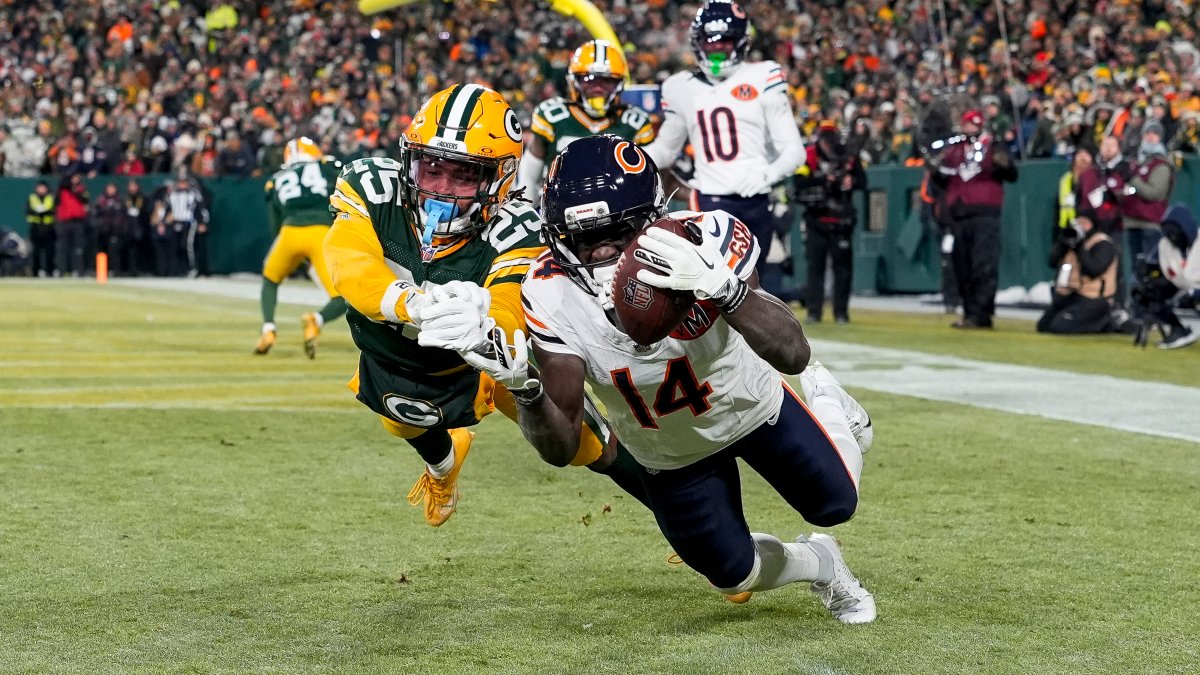 Game-sealing interception helps Packers beat Bears to take over NFC North lead