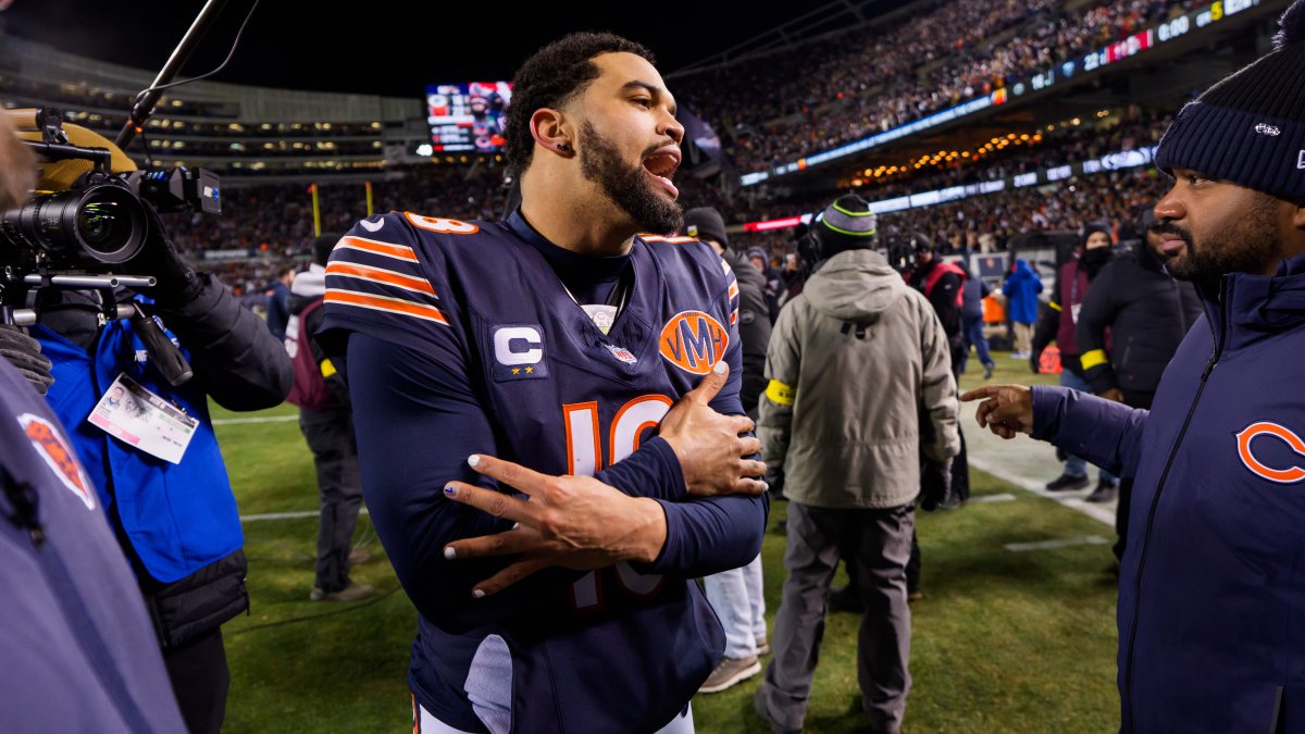 Caleb Williams signs game-worn jersey to Cole Bennett with a message to Green Bay Caleb Williams signs game-worn jersey to Cole Bennett with a message to Green Bay