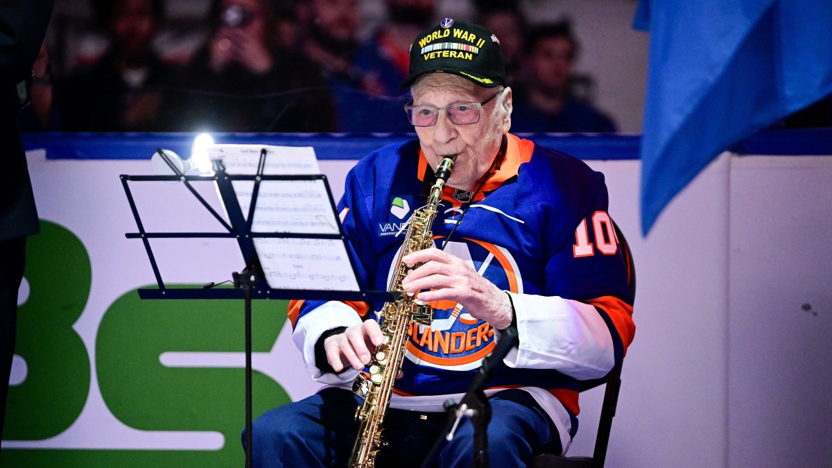 104-year-old Army veteran nails anthem performance for NHL crowd – NBC ...