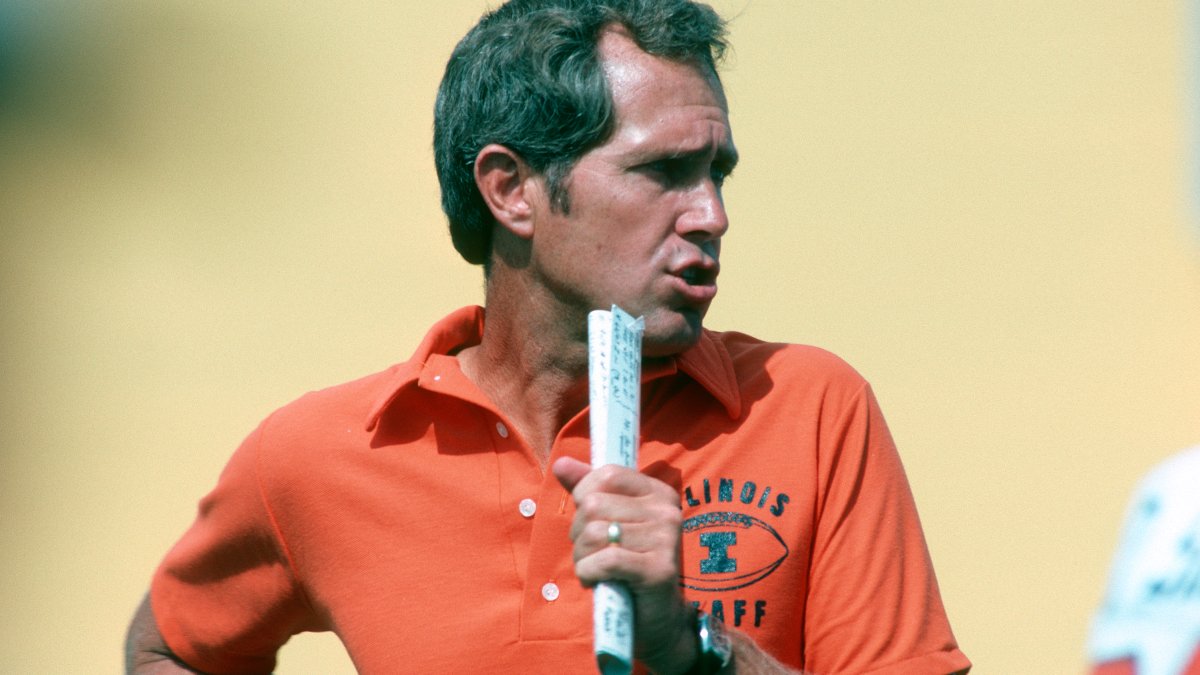 Former University of Illinois, Raiders coach Mike White dies at 89 Former University of Illinois, Raiders coach Mike White dies at 89