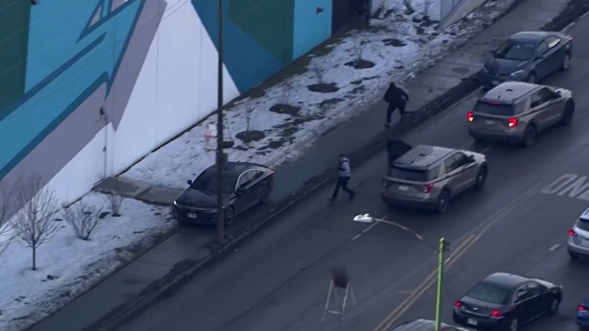 LIVE: Manhunt underway after dramatic high-speed police chase travels across Chicago