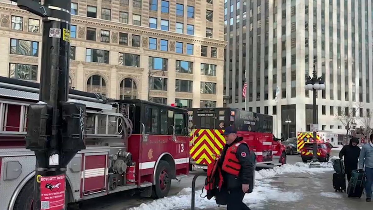 Man rescued from Chicago River in critical condition amid freezing weather