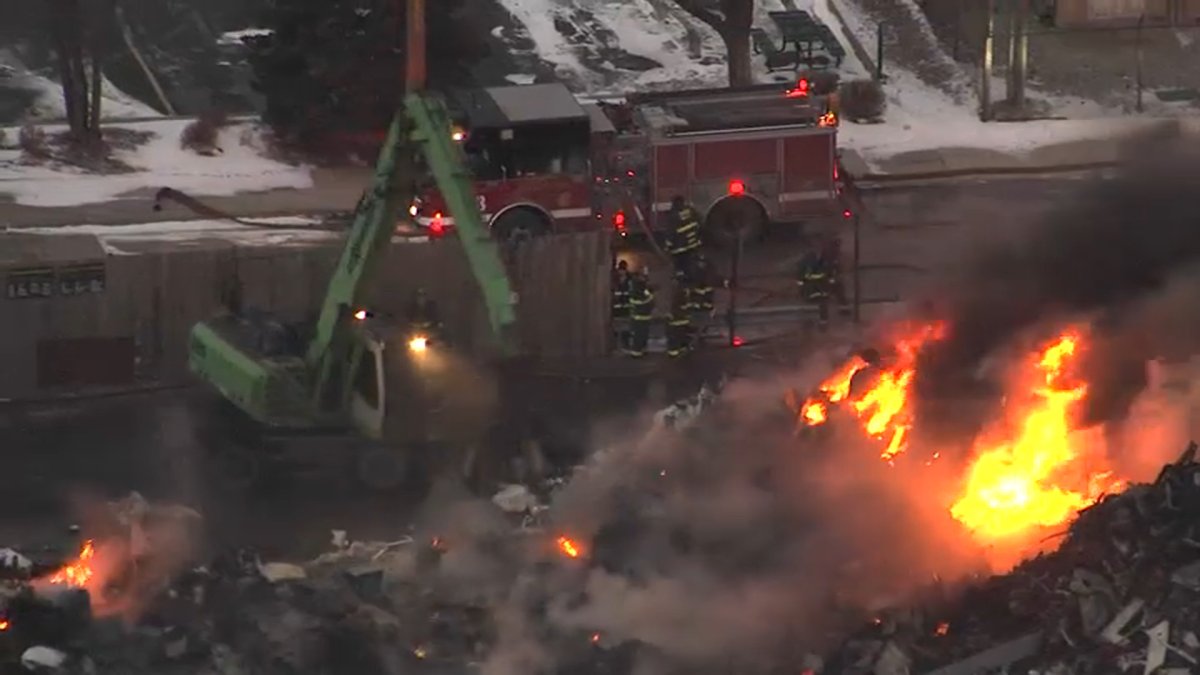 Scrapyard fire on Chicagos West Side sends smoke, flames into the air