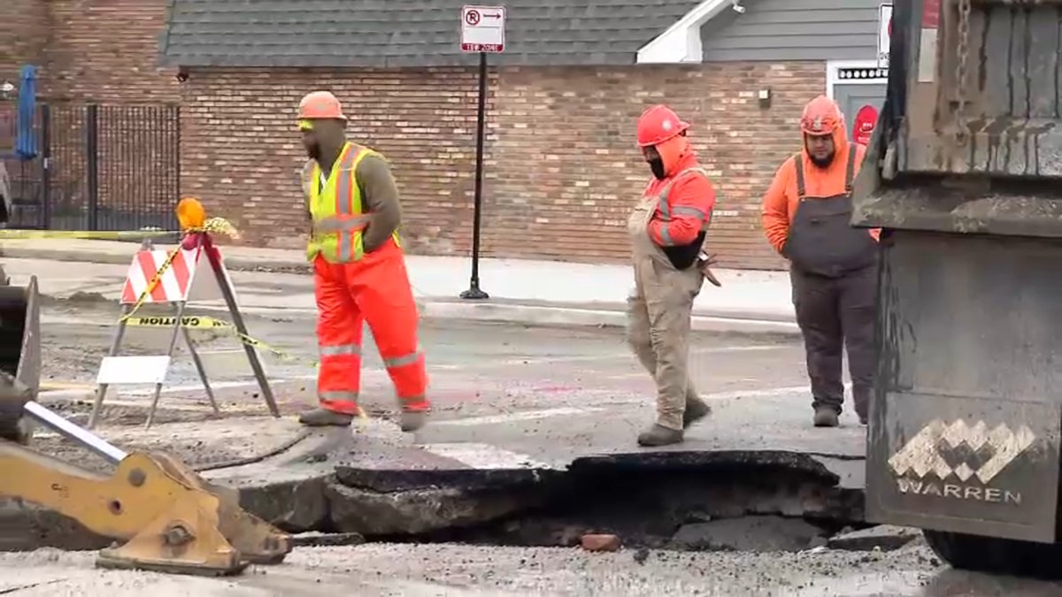 See it: Large sinkhole opens up on Chicagos South Side during morning rush hour