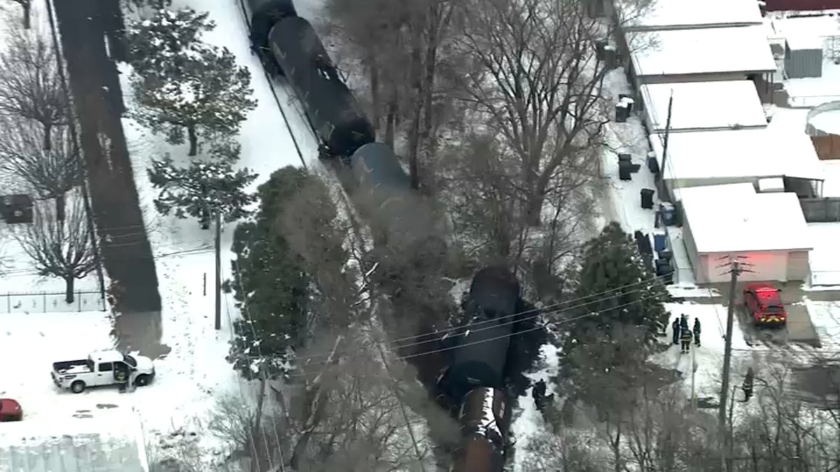 Freight train derails in Chicagos South Deering neighborhood