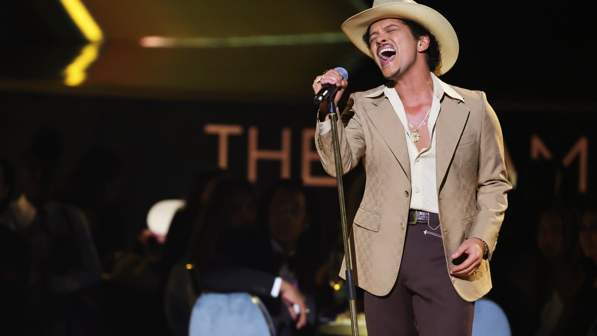 Bruno Mars coming to Chicago on ‘The Romantic' stadium tour. How to get tickets