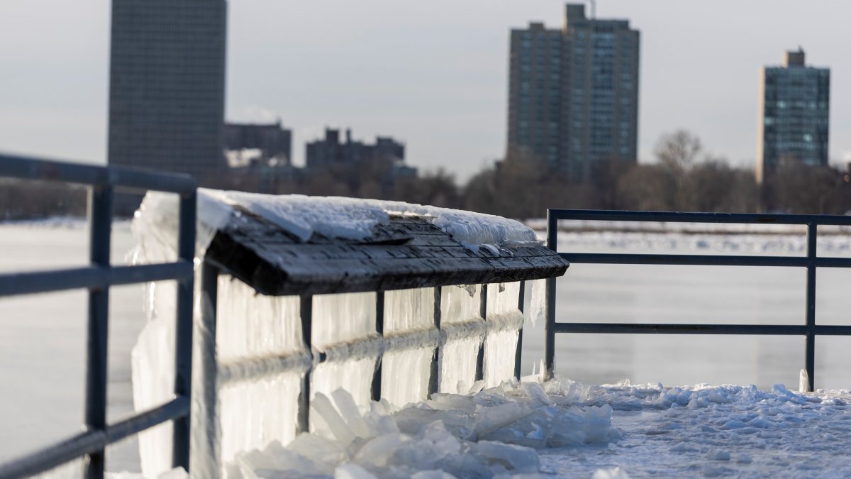 Timeline: When extreme cold, bursts of snow will hit Chicago area this week