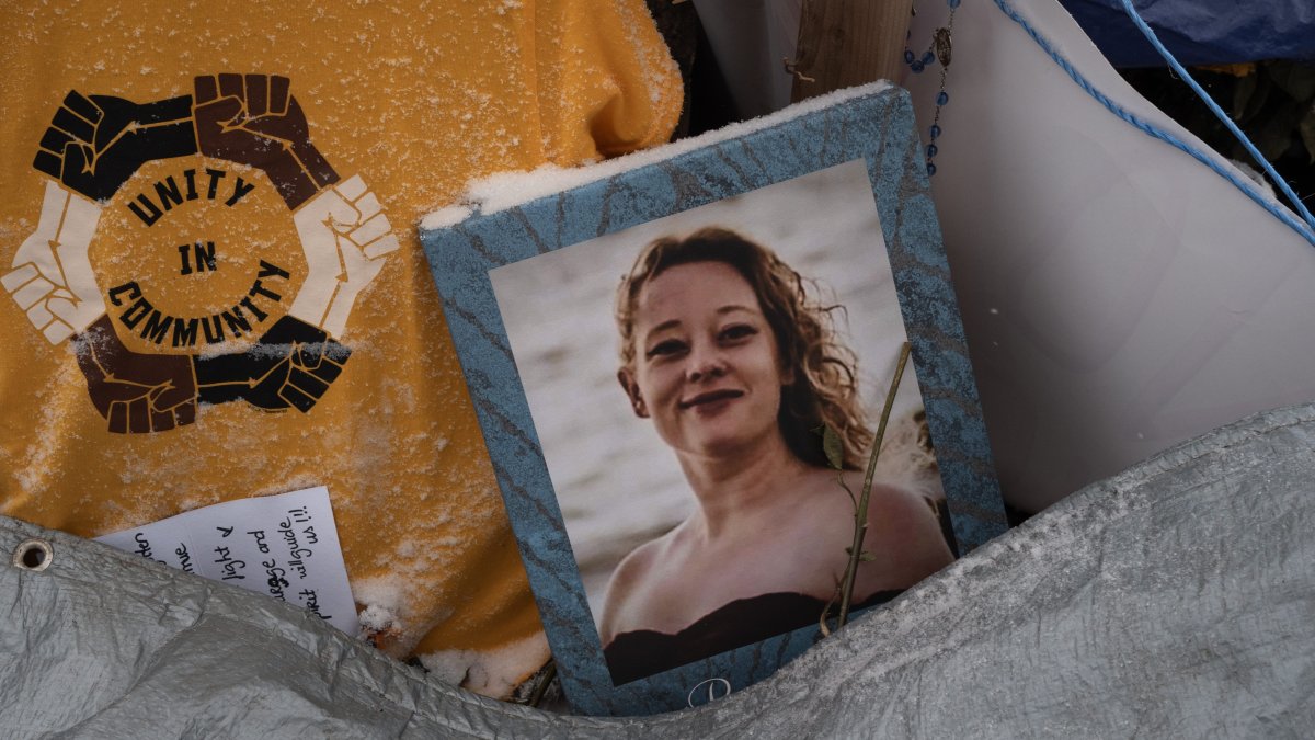 FBI agent resigns over investigation into shooting of Renee Good, sources say