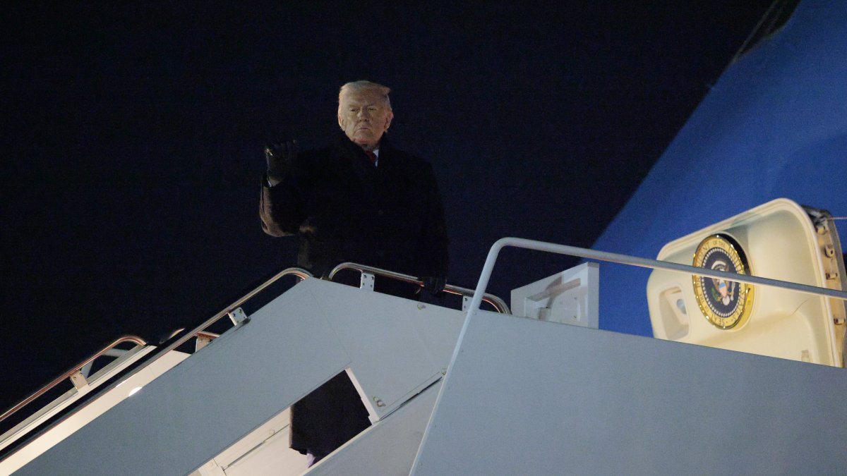 Air Force One, Trump landed safely in D.C. area after minor electrical problem