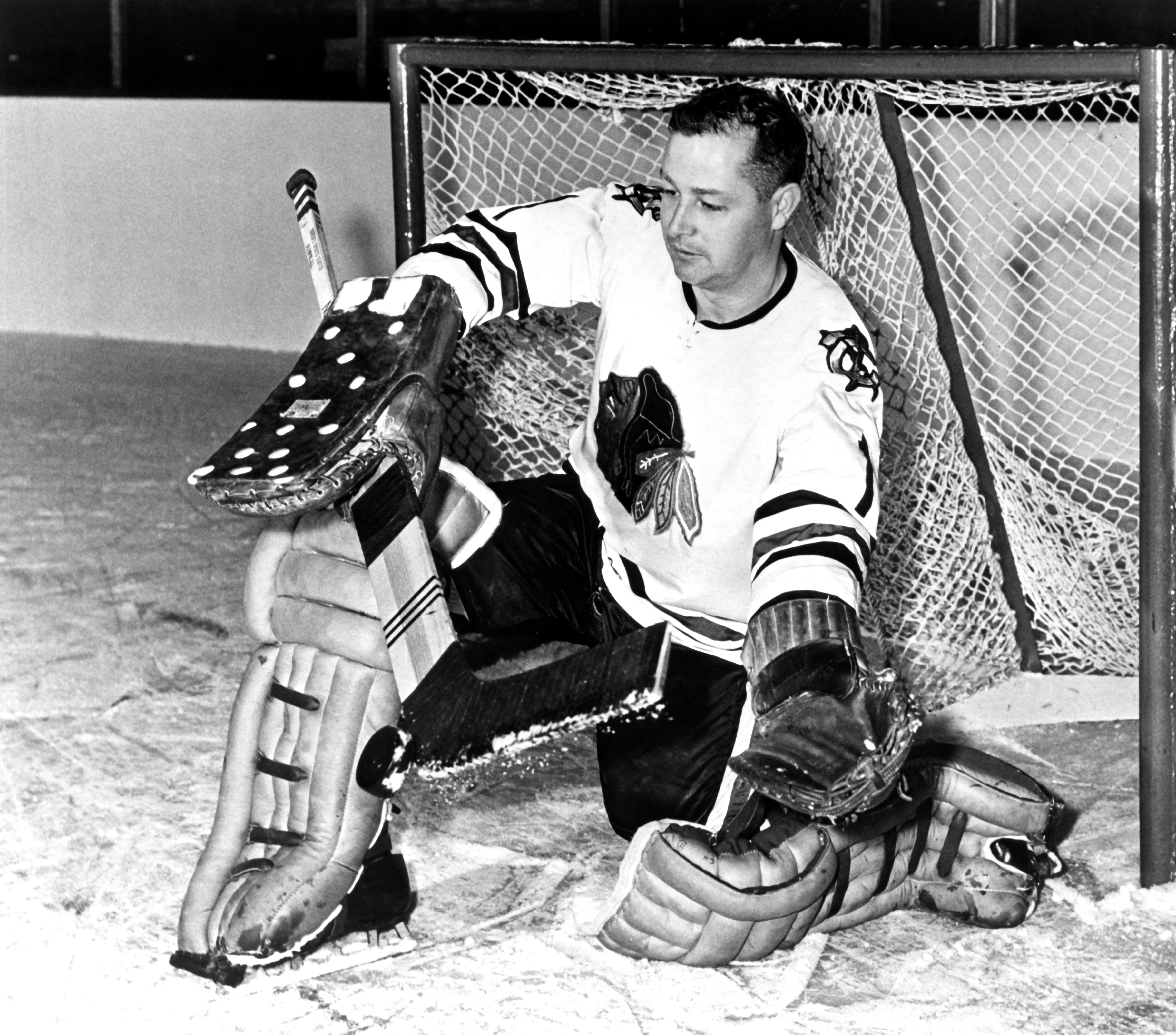 Legendary Blackhawks goaltender Glenn Hall dies at age 94