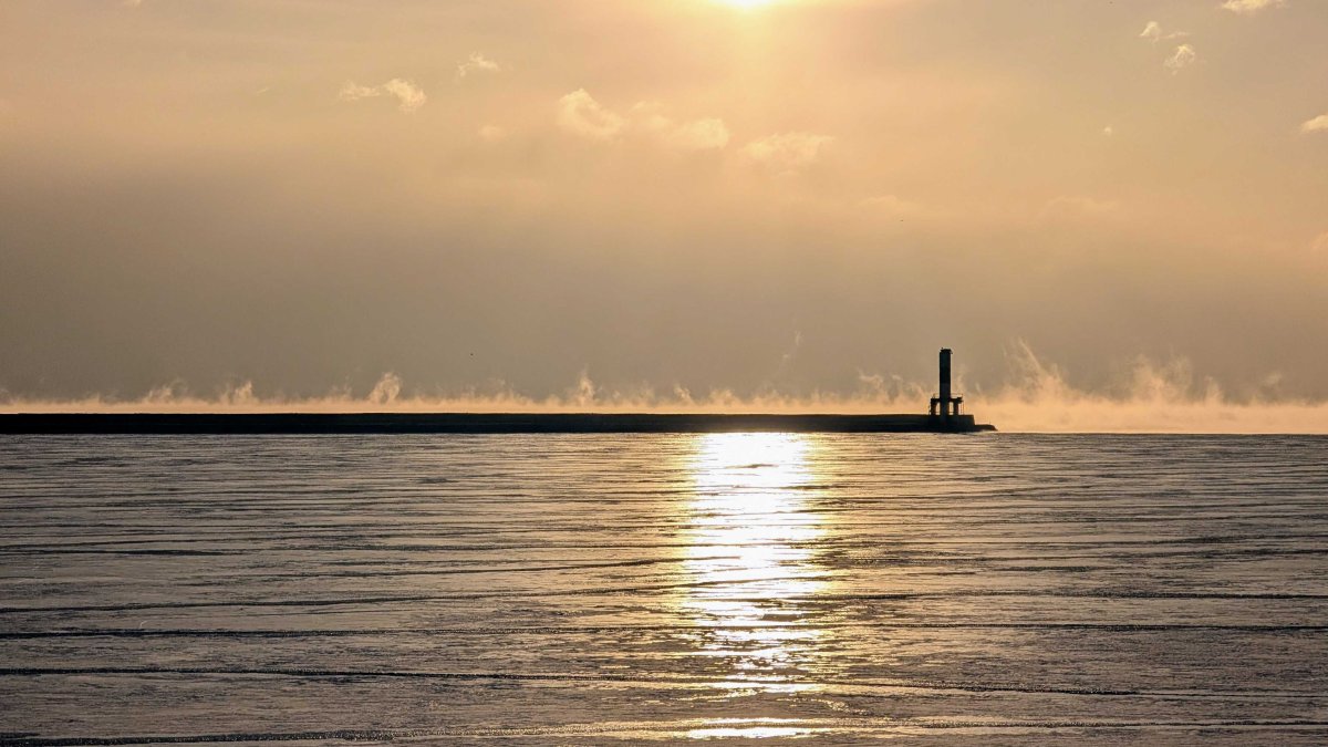 What is the coldest place on Earth and how does Chicago's cold compare?