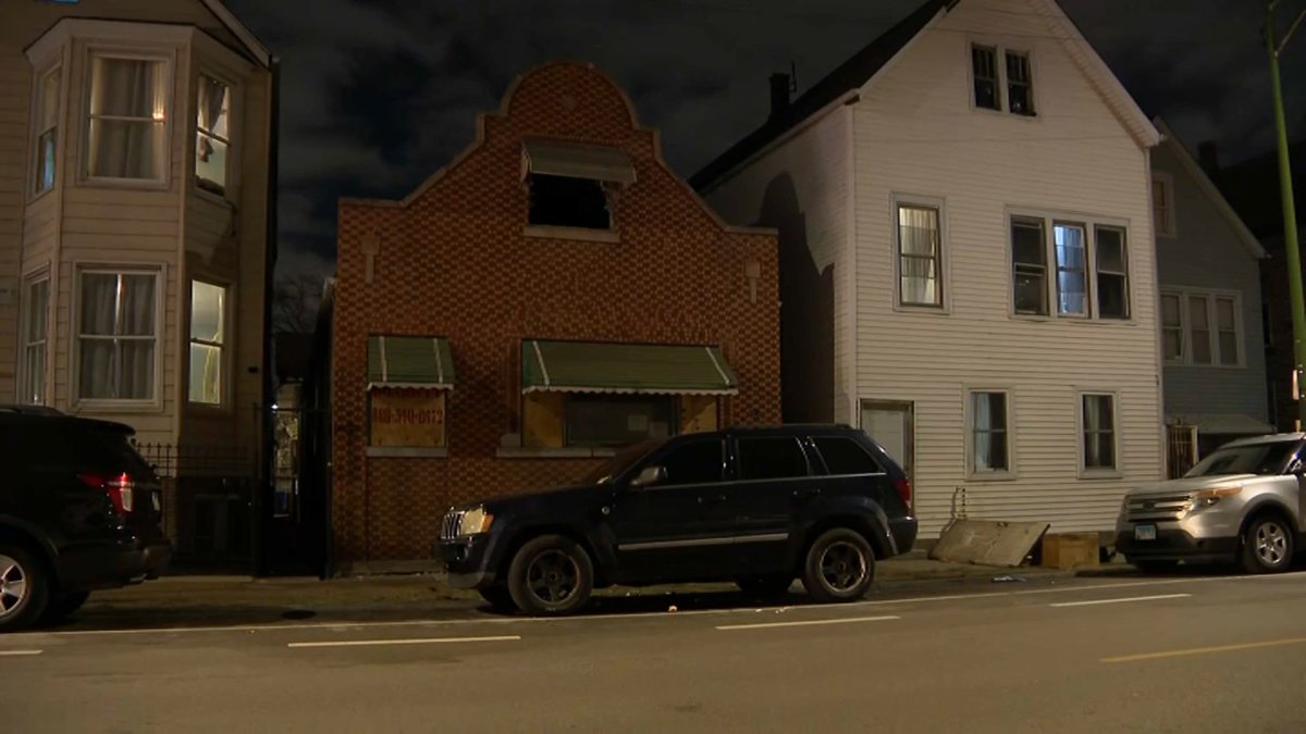 1 killed in Back of the Yards house fire, investigation underway