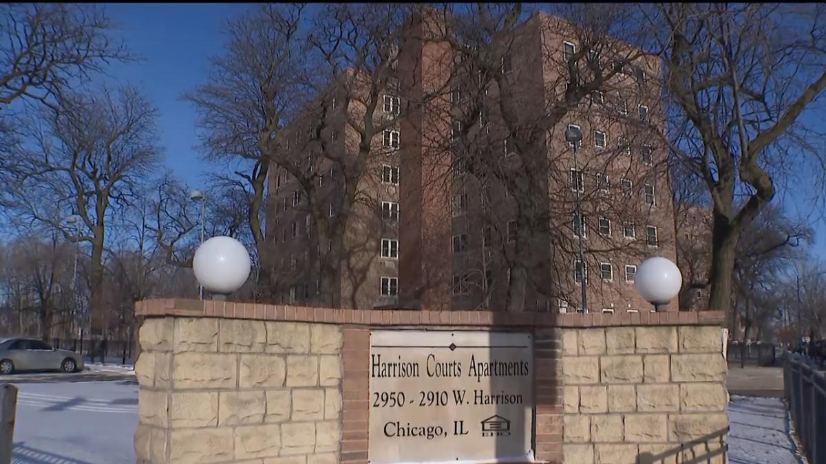 Tenants decry living conditions at East Garfield Park apartment complex
