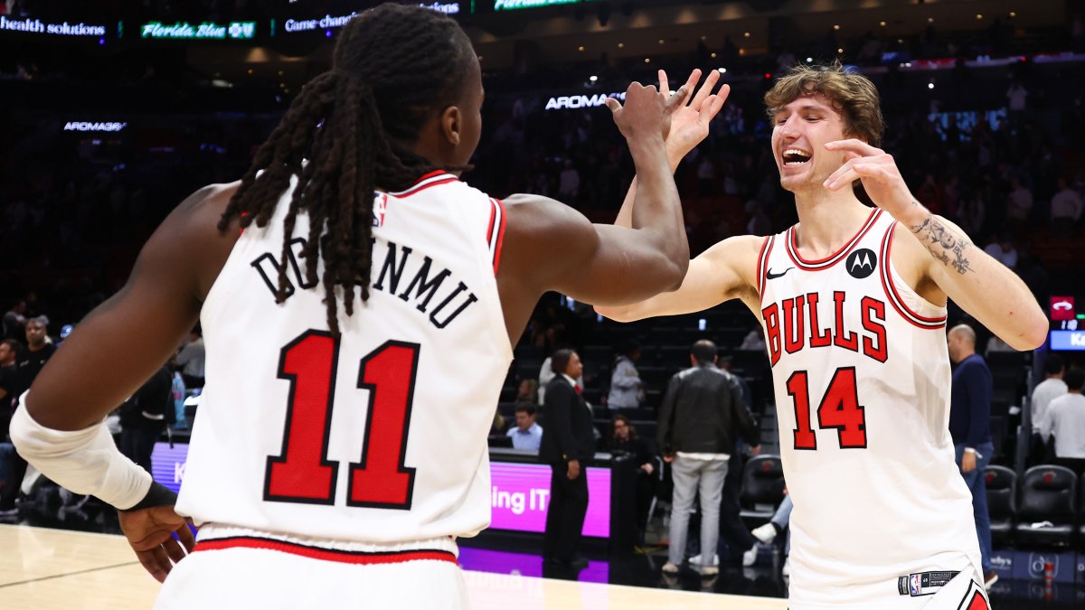 Short-handed Bulls knock off Heat behind huge game from Ayo Dosunmu Short-handed Bulls knock off Heat behind huge game from Ayo Dosunmu