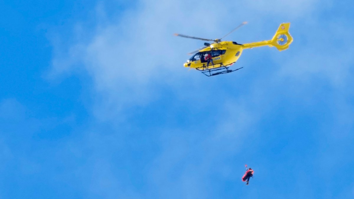 Lindsey Vonn crashes, is airlifted off course in downhill run at 2026 Olympics Lindsey Vonn crashes, is airlifted off course in downhill run at 2026 Olympics