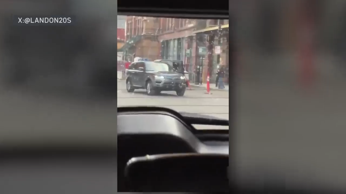 Man robbed at gunpoint during brazen daylight robbery in West Loop, video shows