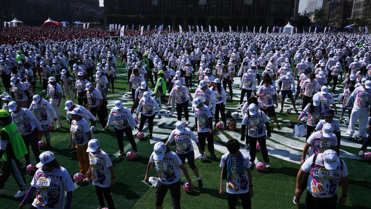 Mexico City sets world record for largest soccer class ahead of FIFA World Cup