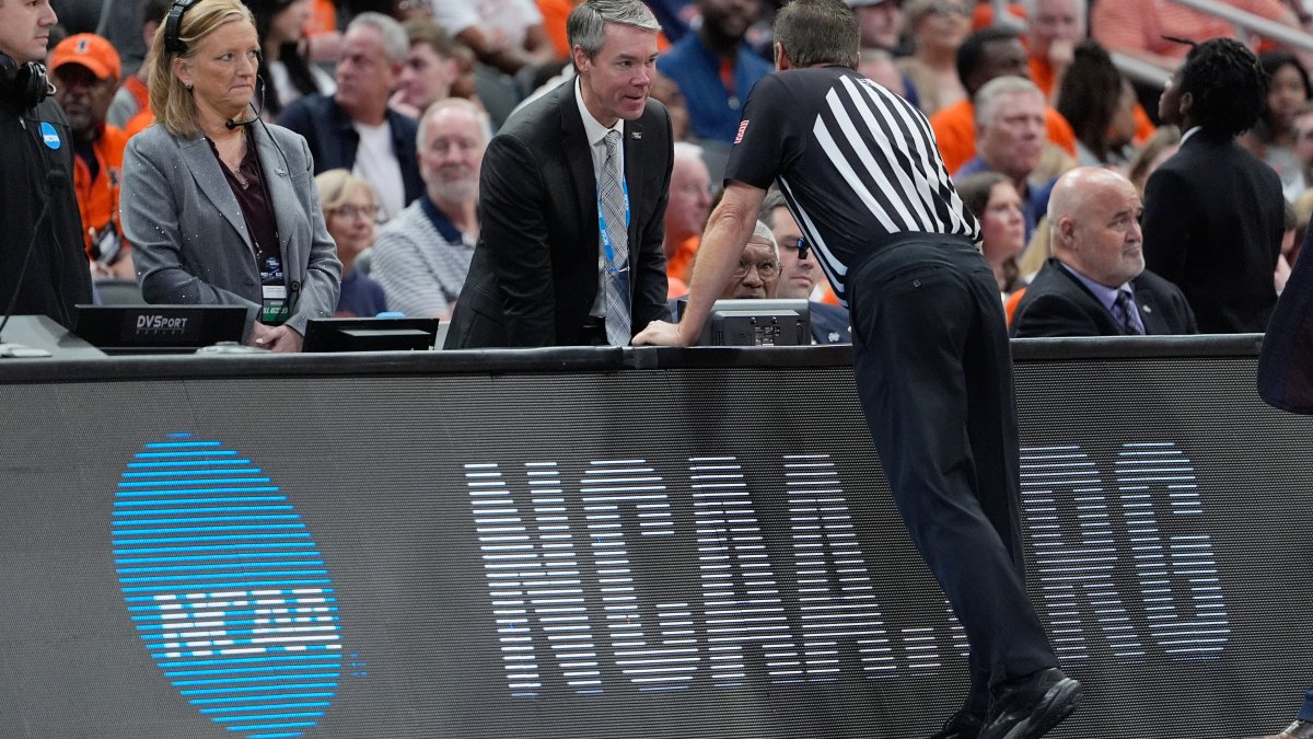 Iowa-Illinois March Madness game delayed by nonstop buzzer sounding for 7 minutes