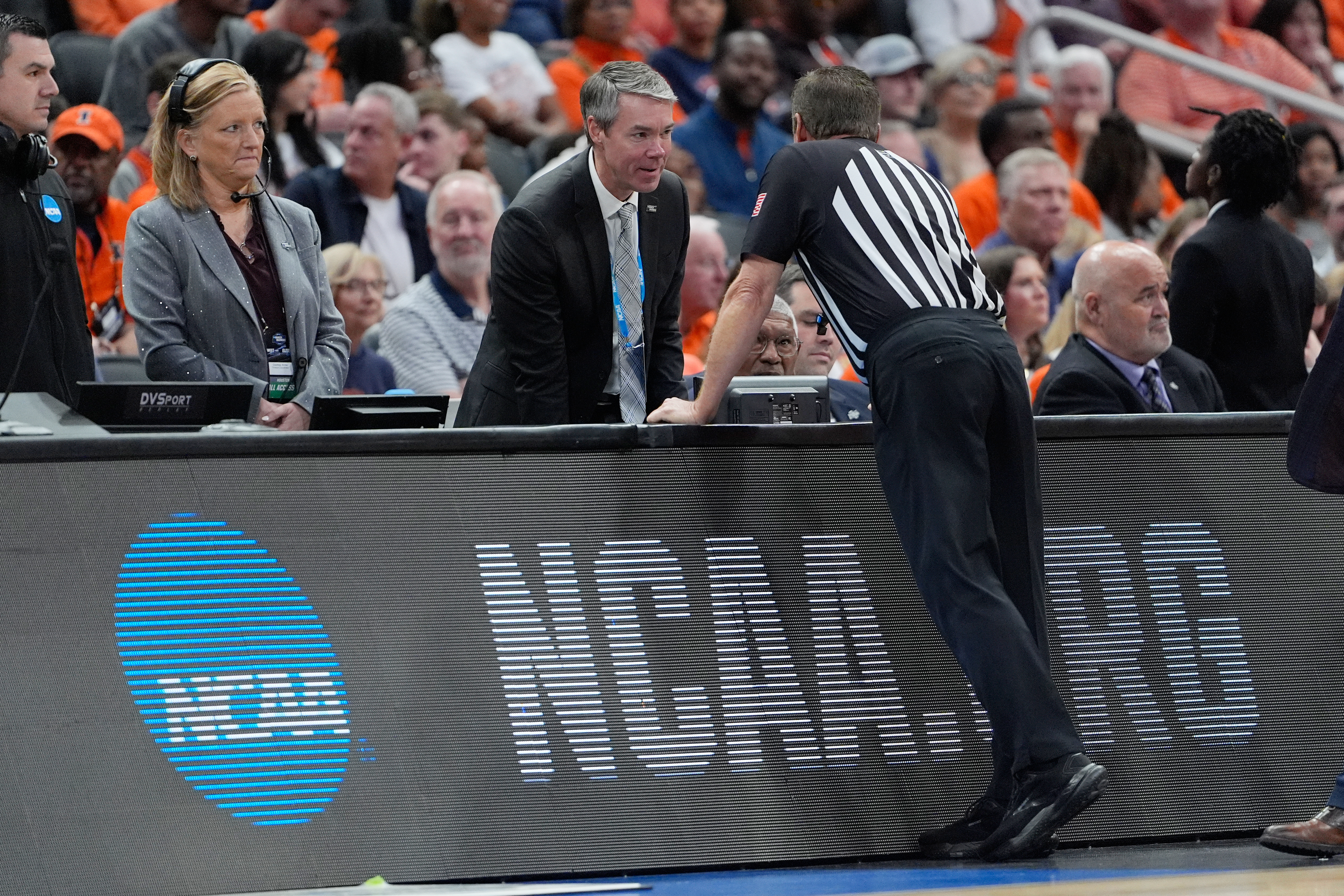 Iowa-Illinois March Madness game delayed by nonstop buzzer sounding for 7 minutes