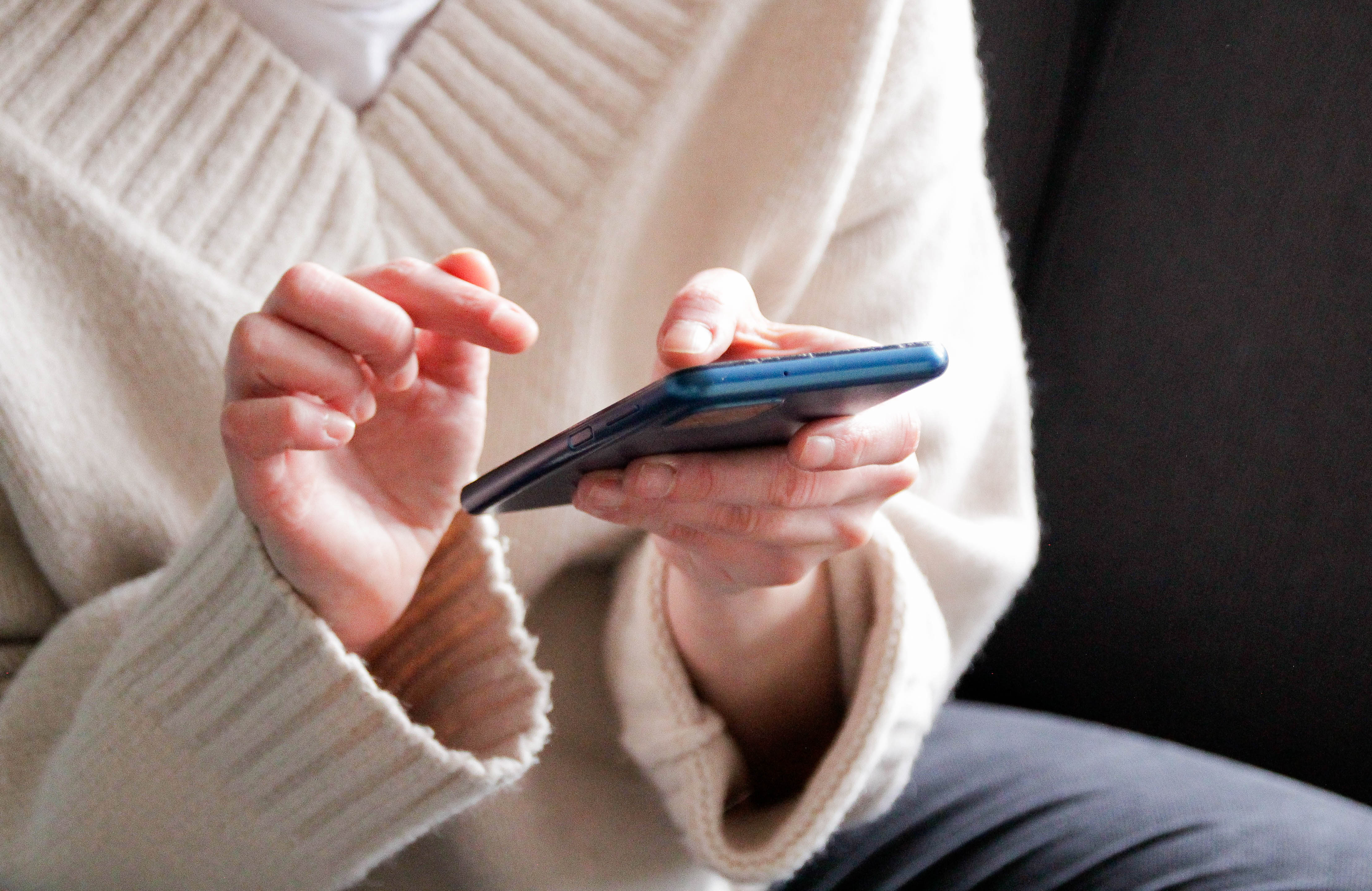 ‘Urgent warning:' DMV scam texts appear more official than before, Giannoulias says