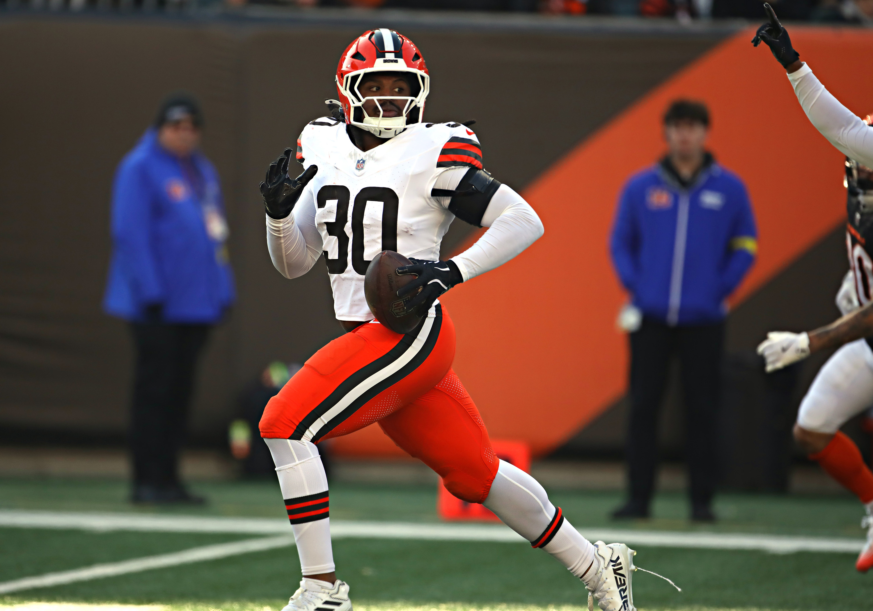 Linebacker Devin Bush reportedly signs free agent deal with Bears