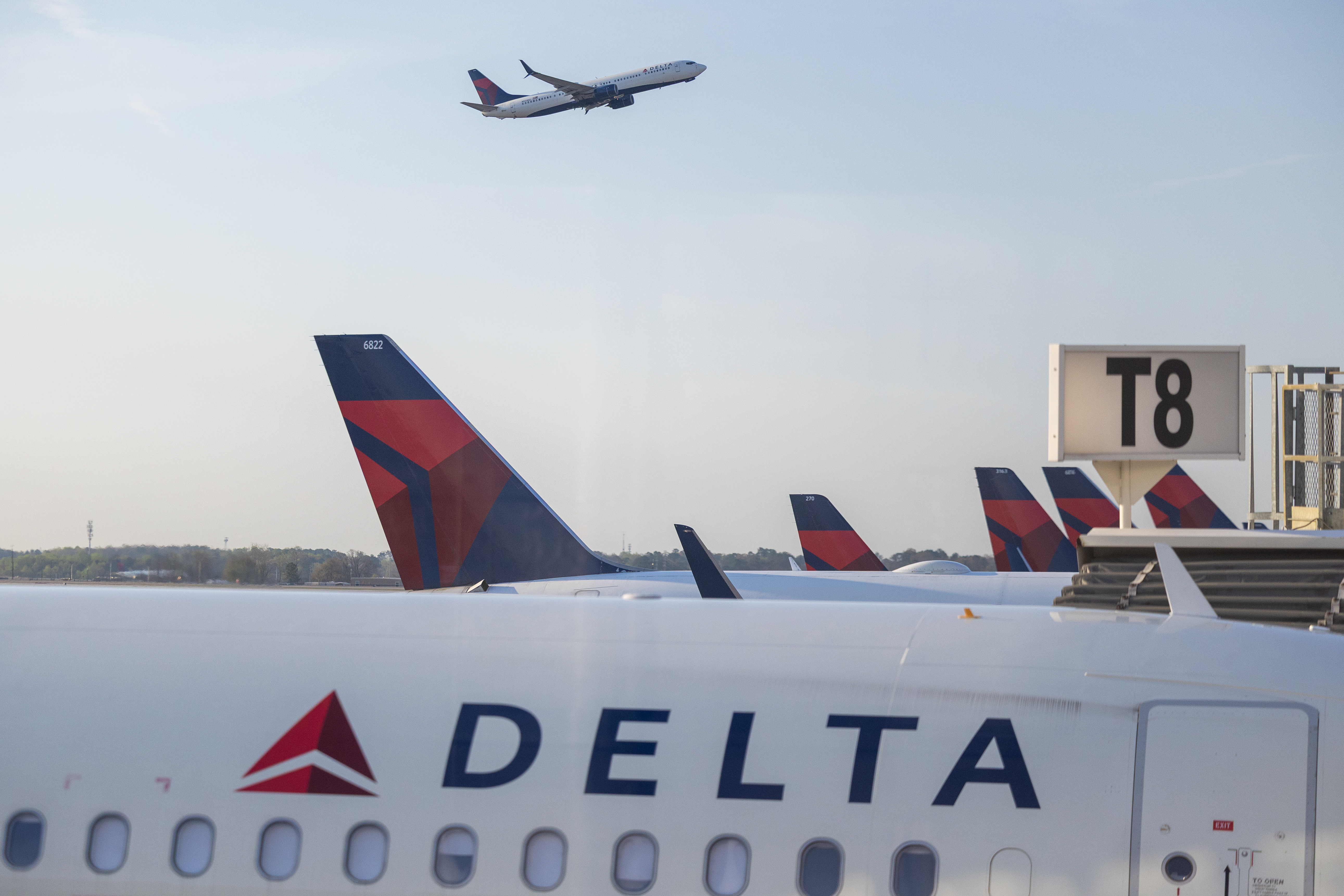 Video shows passenger attempting to open door of taxiing Delta plane