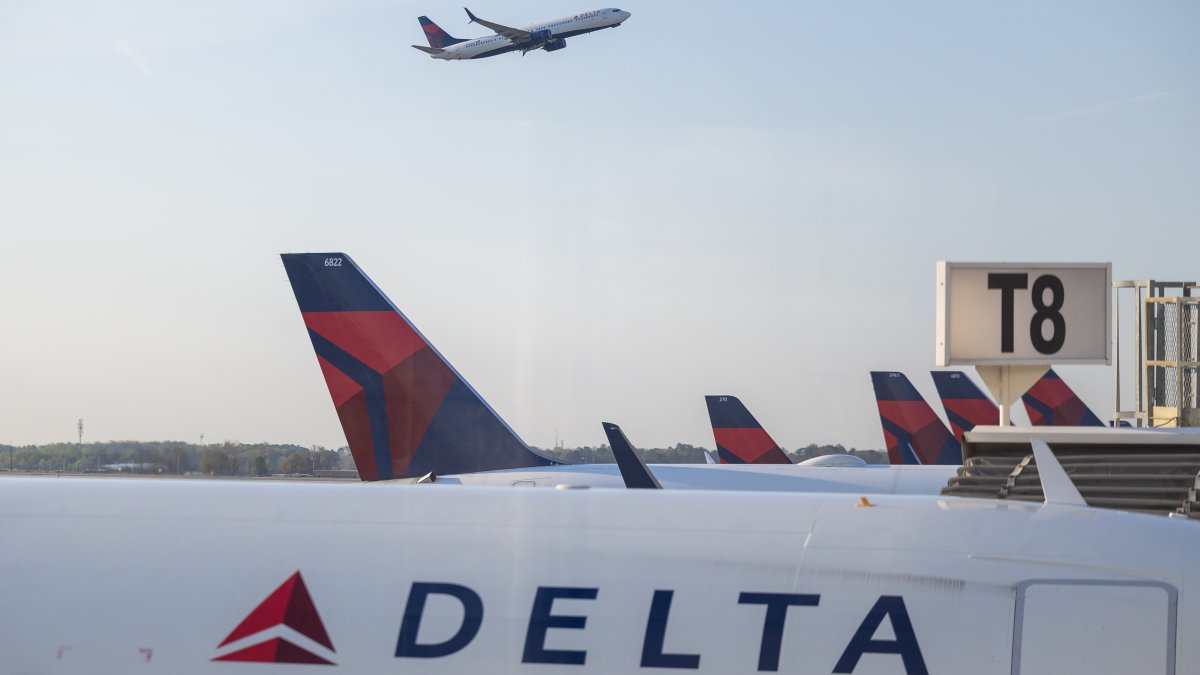 Video shows passenger attempting to open door of taxiing Delta plane Video shows passenger attempting to open door of taxiing Delta plane