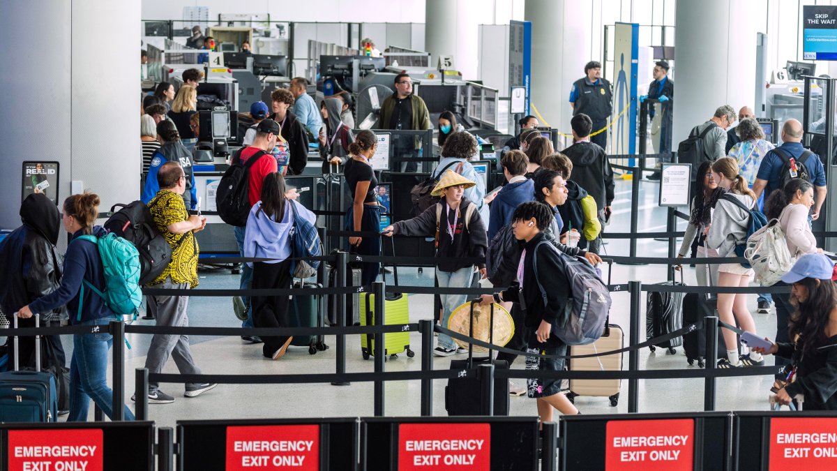 Trump orders pay for TSA officers as travelers brace for prolonged delays