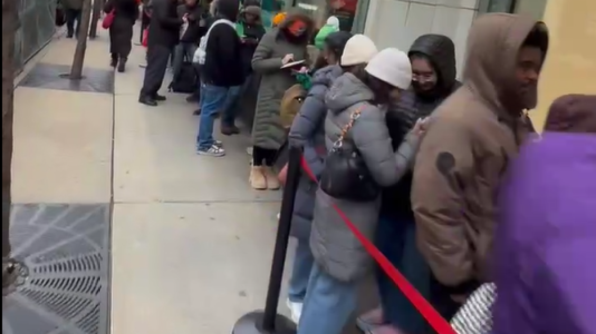 Long lines of shoppers wrap around Michigan Avenue for new Uniqlo store