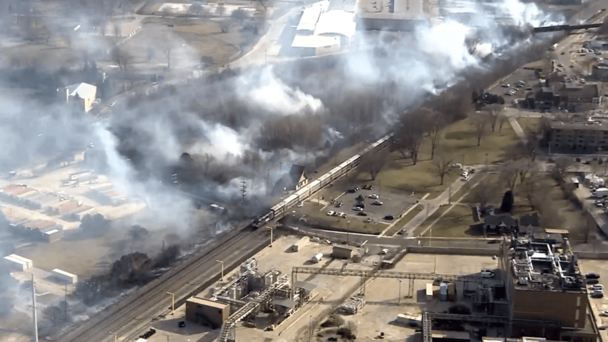 North Chicago brush fires send smoke billowing into air, halt Metra trains North Chicago brush fires send smoke billowing into air, halt Metra trains