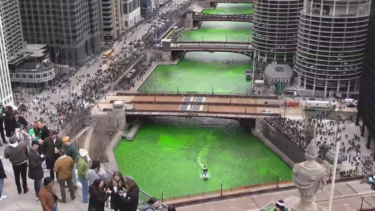 Thousands celebrate St. Patricks Day in Chicago with river dye, parade and parties