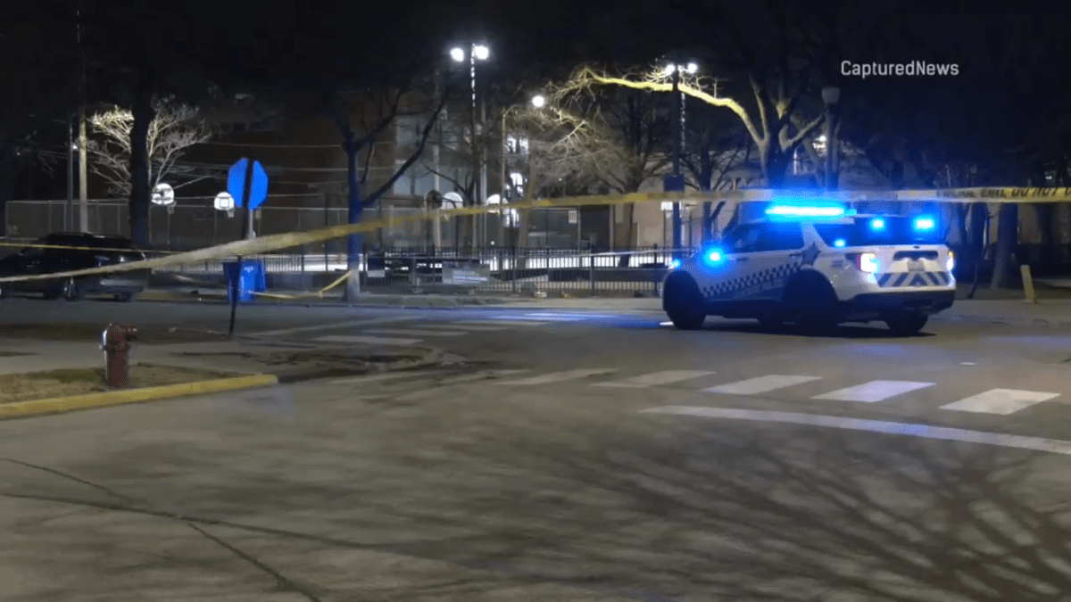 Bronzeville shooting leaves 1 man dead, 2 others injured