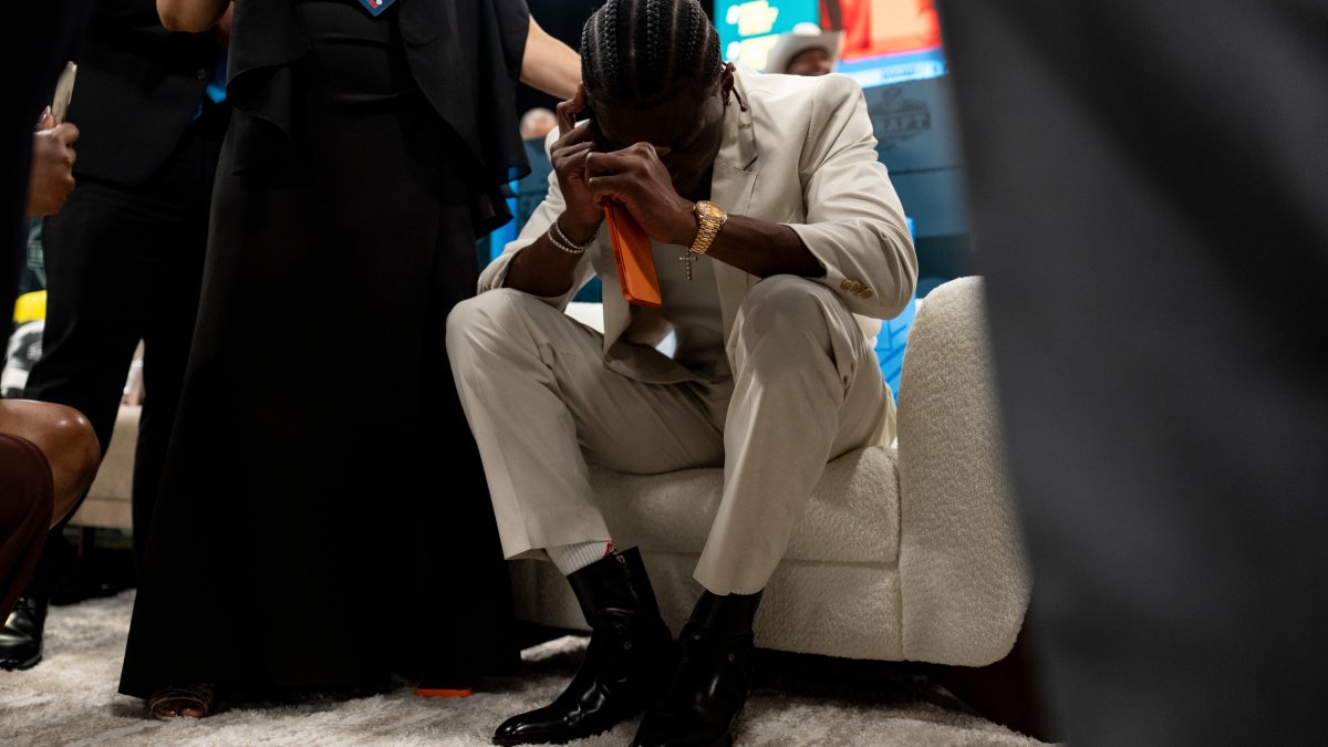 Chicago-native Carnell Tate honors late mother with hidden tribute at NFL Draft