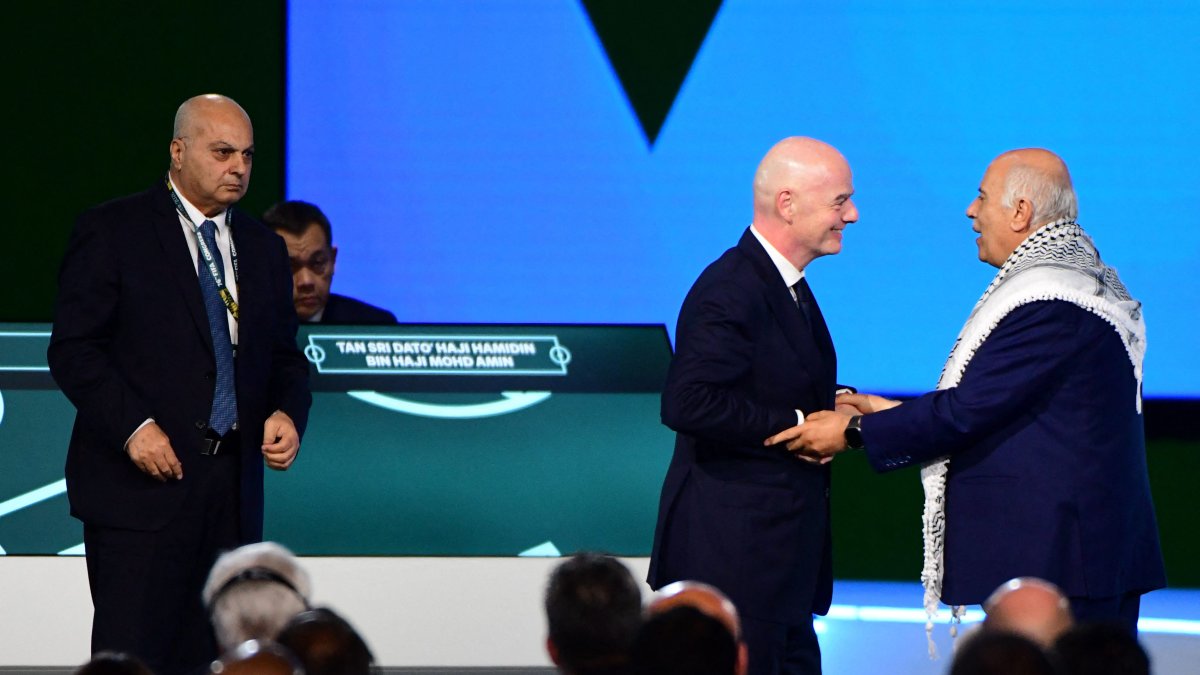 Palestinian and Israeli soccer officials refuse to shake hands at FIFA Congress