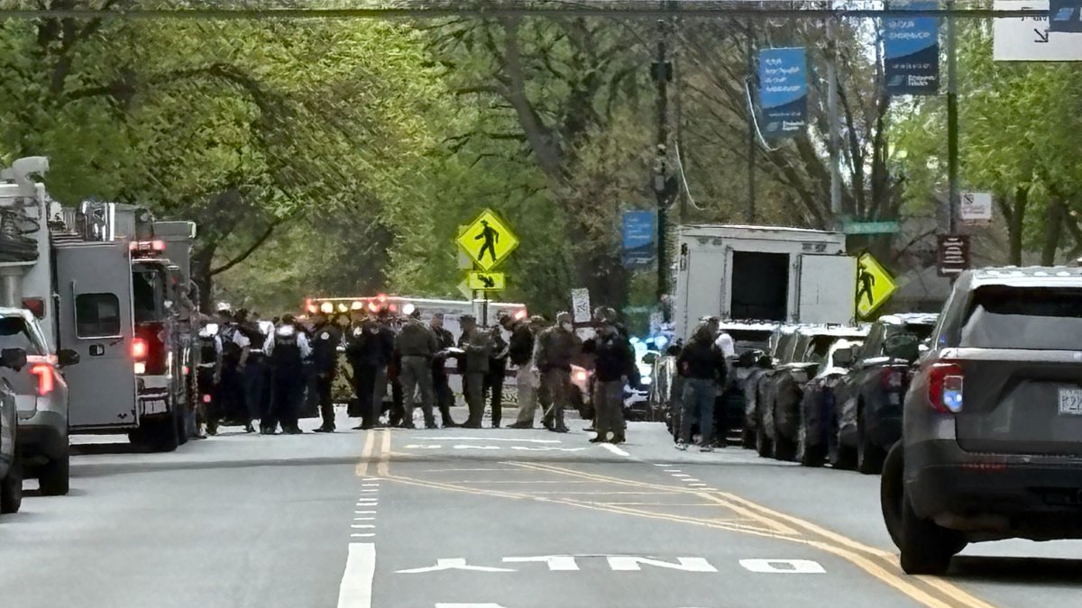 Shooting at Chicago hospital leaves 2 police officers injured, manhunt underway