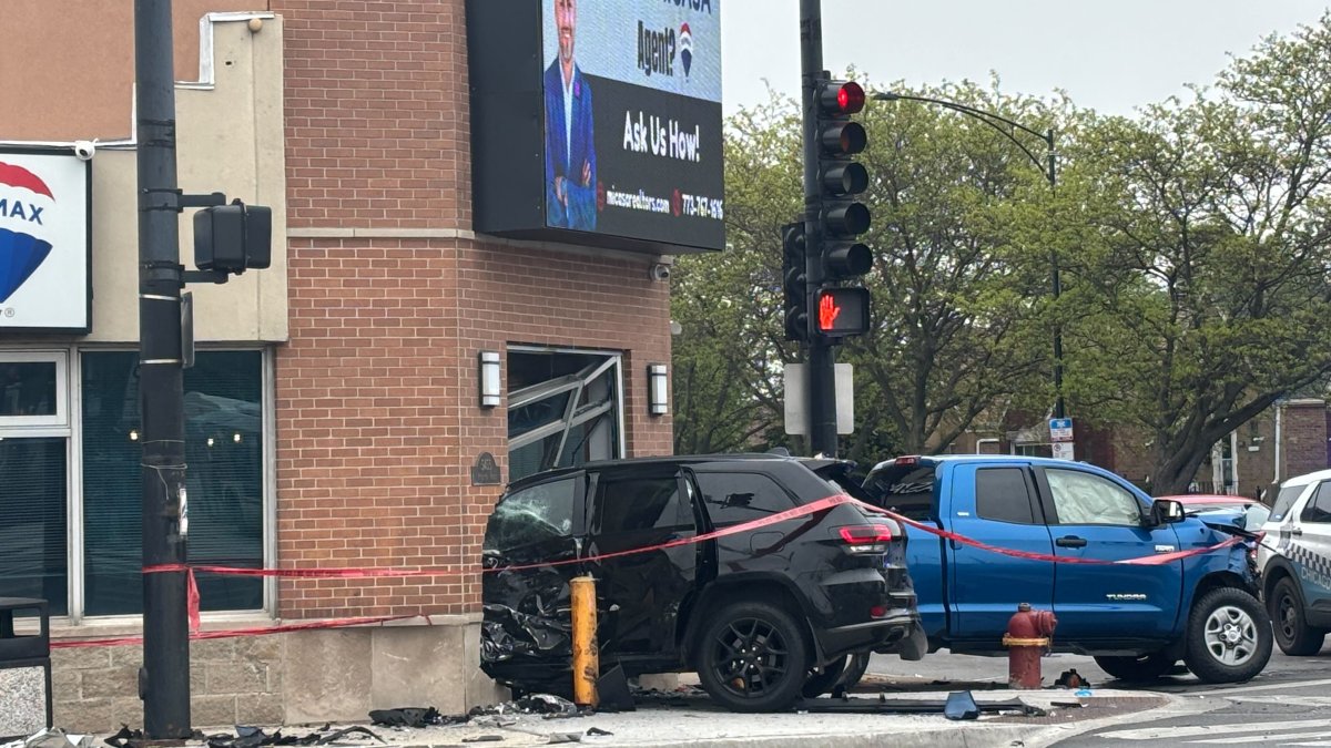 Driver in custody after crash sends SUV into building on Chicagos West Side