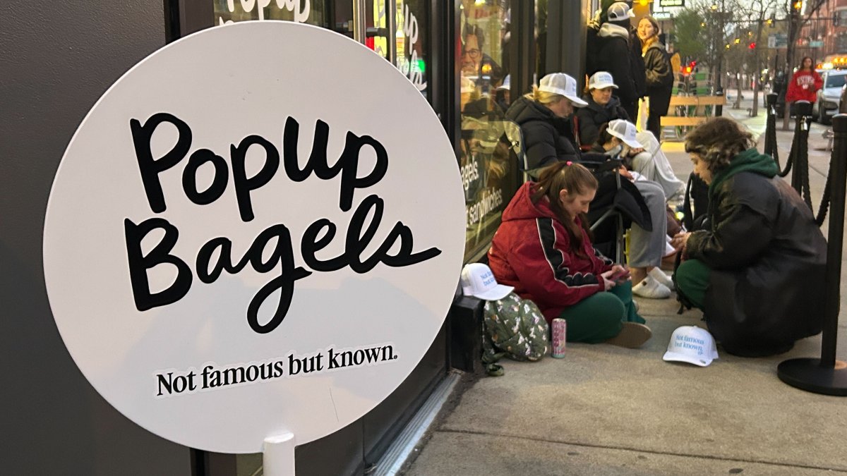 &lsquo;No sandwiches here: Line wraps around Lincoln Park as PopUp Bagels opens