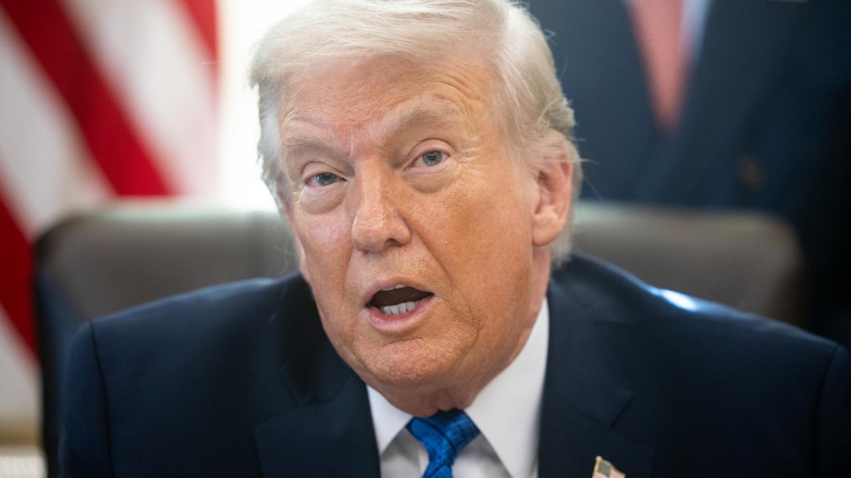 जैसा कि राष्ट्रपति ट्रम्प ईरान युद्ध को ख़त्म करना चाहते हैं, विशेषज्ञ युद्ध अपराधों पर ध्यान केंद्रित कर रहे हैं