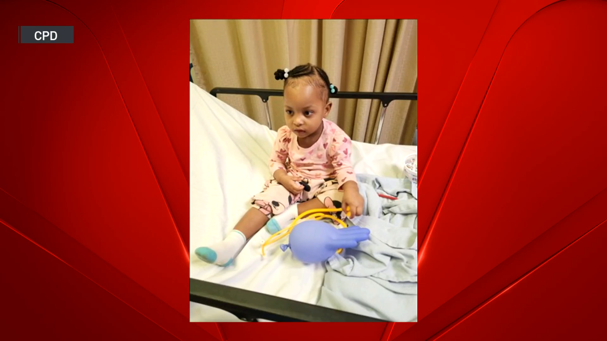 Toddler found wandering alone in Chicago after woman drives off