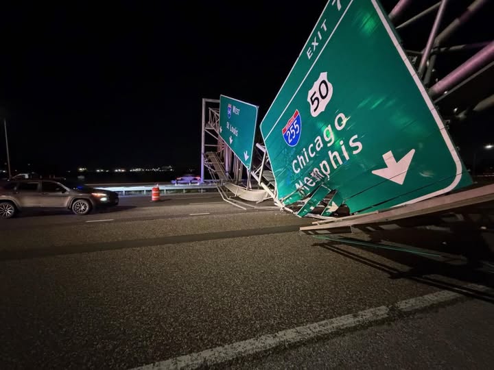 Giant Illinois interstate sign collapses after truck strike, ‘major delays' expected