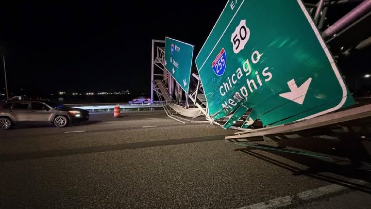 Giant Illinois interstate sign collapses after truck strike, ‘major delays expected Giant Illinois interstate sign collapses after truck strike, ‘major delays expected